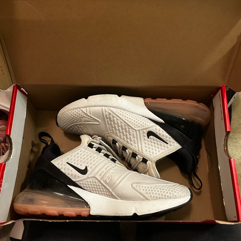 Nike 270